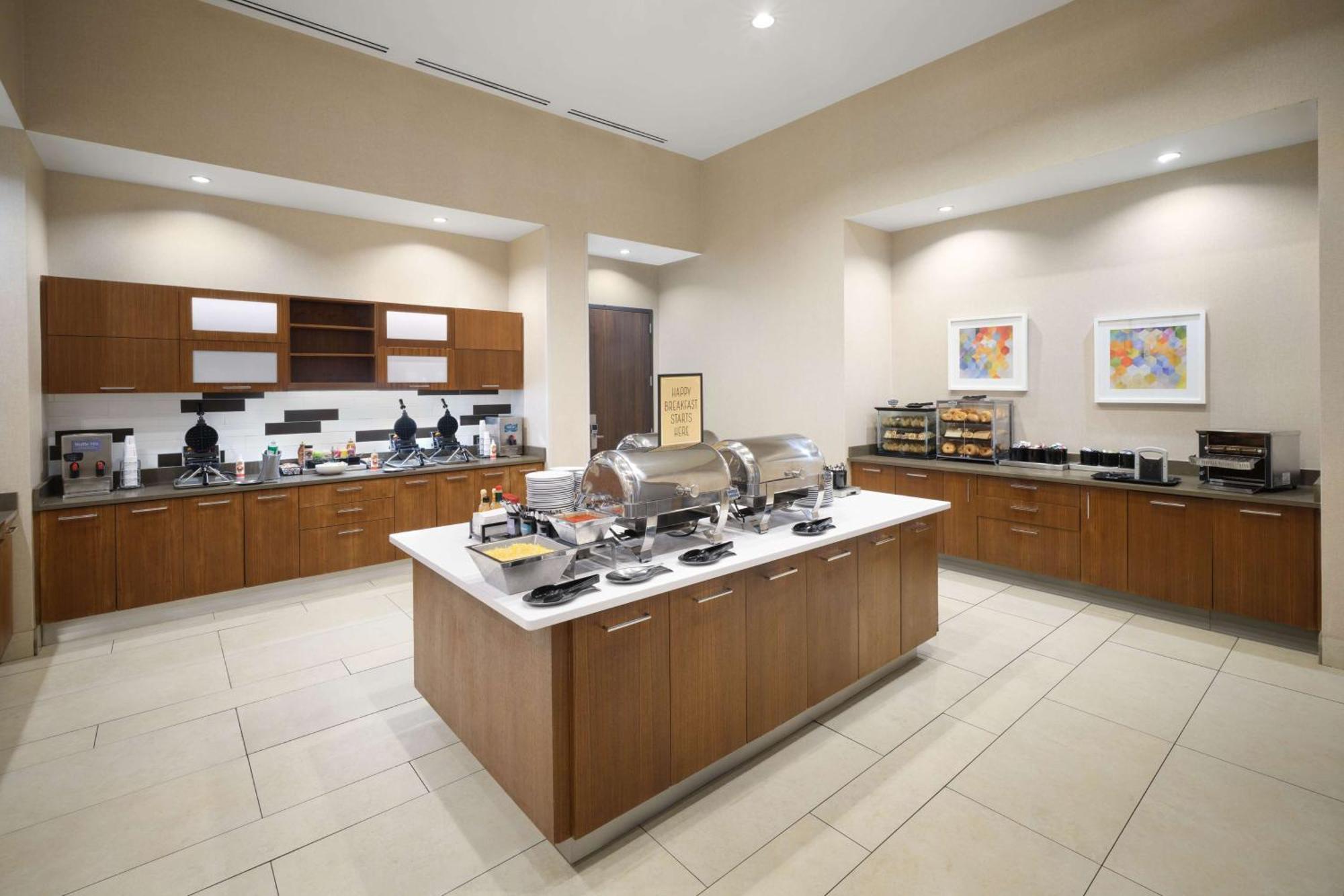 Hampton & Downtown Convention Center Hotel 3*
